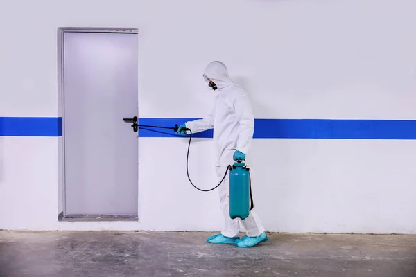 滅菌制服やマスク地下のガレージを歩くとドアを滅菌作業者 コロナウイルスからの保護 Covid 19の概念 — ストック写真