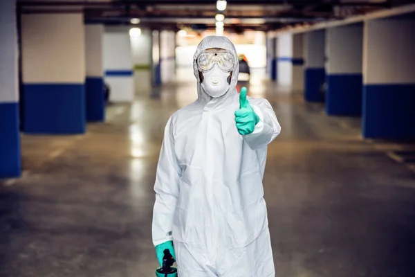 Mann Steriler Uniform Und Maske Steht Tiefgarage Und Zeigt Daumen — Stockfoto