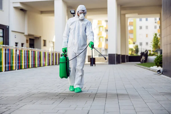 Comprimento Total Homem Uniforme Estéril Máscara Esterilizando Superfície Livre Vírus — Fotografia de Stock