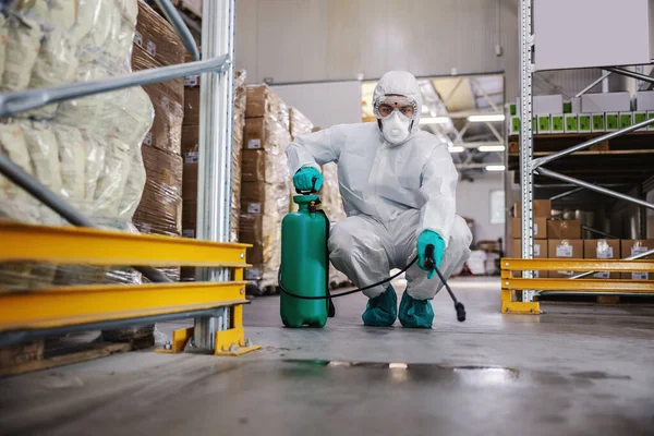 Hombre Con Traje Protector Máscara Desinfectando Almacén Lleno Productos Alimenticios — Foto de Stock