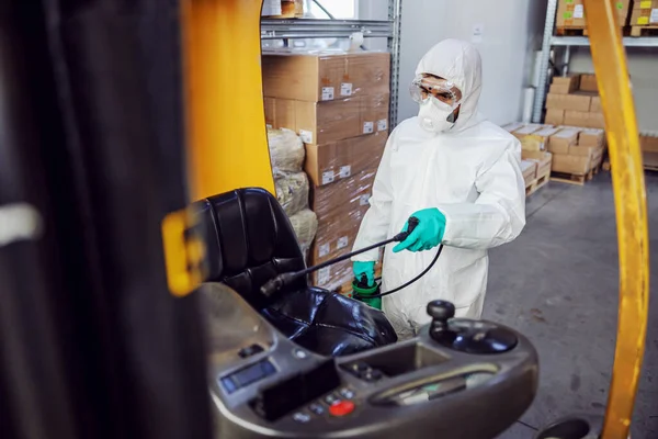 Man Beschermingspak Masker Desinfecterende Vorkheftruck Magazijn Van Corona Virus Covid — Stockfoto