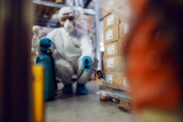 Hombre Con Traje Protector Máscara Desinfectando Almacén Lleno Productos Alimenticios —  Fotos de Stock