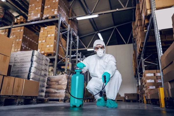 Mann Schutzanzug Und Maske Desinfiziert Lager Voller Lebensmittel Vom Coronavirus — Stockfoto