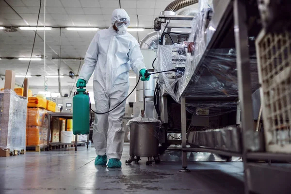 コロナウイルス Covid 19食品の完全な保護スーツとマスク消毒倉庫の男 — ストック写真
