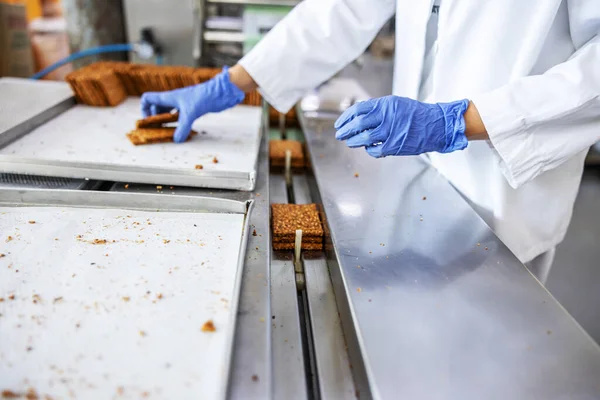 Closeup Van Werknemer Het Oppakken Van Koekjes Vormen Machine Terwijl — Stockfoto