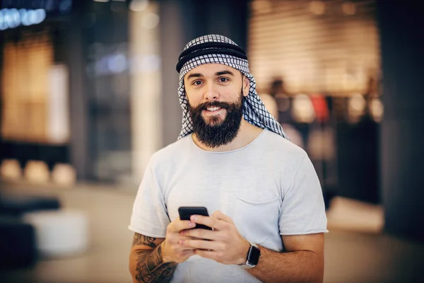 Cute Young Arab Guy Standing Indoors Using Smart Phone Replying — Stock Photo, Image