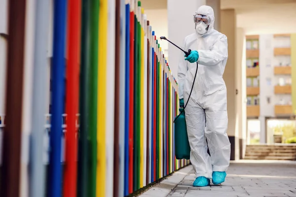 Mann Steriler Uniform Und Maske Sterilisiert Zaun Des Kindergartens Vor — Stockfoto