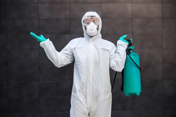 Trois Quarts Longueur Homme Confus Costume Stérile Protection Masque Tenant — Photo
