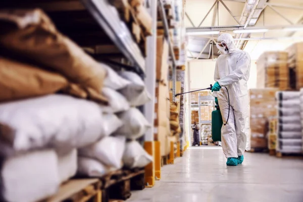 Homem Fato Protecção Máscara Desinfectar Armazém Cheio Produtos Alimentares Vírus — Fotografia de Stock