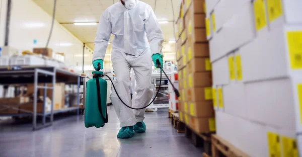 Homem Fato Protecção Máscara Desinfectar Armazém Cheio Produtos Alimentares Vírus — Fotografia de Stock