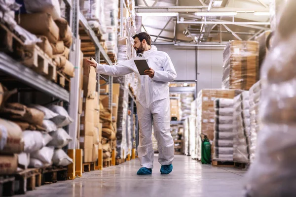 Comprimento Total Jovem Funcionário Uniforme Proteção Estéril Verificando Produtos Enquanto — Fotografia de Stock