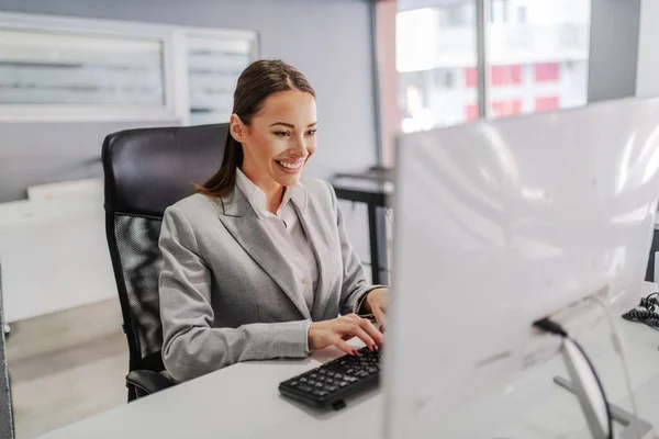 Jeune Femme Affaires Caucasienne Souriante Travailleuse Assise Dans Son Bureau — Photo