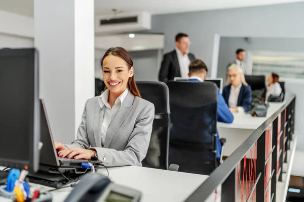 Jeune Employé Caucasien Dévoué Positif Costume Assis Son Lieu Travail — Photo