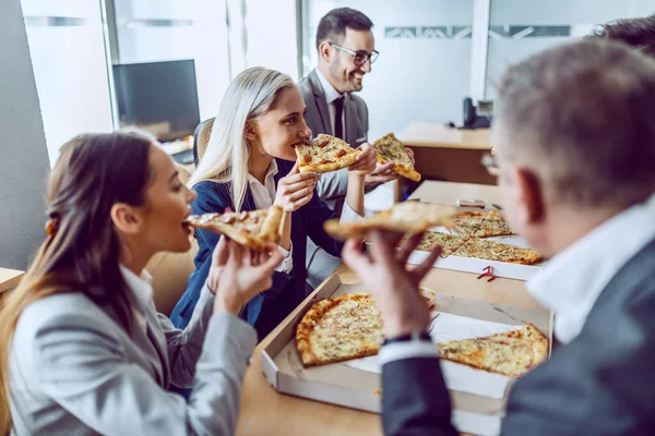 Grupo Trabajadores Cuello Blanco Almorzando Tienen Hambre Disfrutan Pizza — Foto de Stock