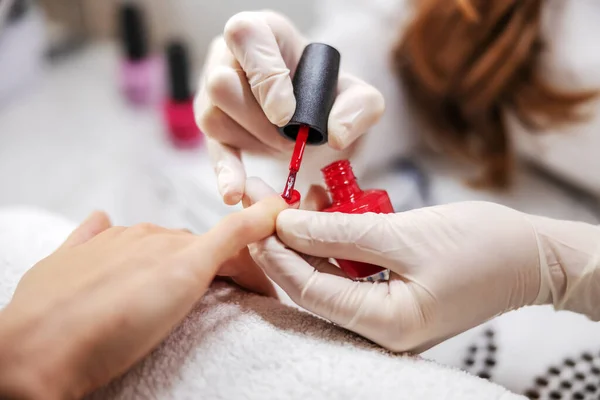 Close Esteticista Colocando Esmalte Nas Unhas Das Mulheres — Fotografia de Stock