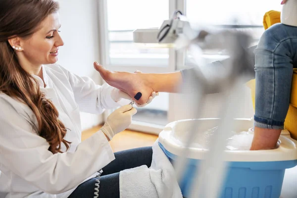 Toegewijde Schoonheidsspecialiste Schrobben Hiel Vrouwen Voet Schoonheidssalon Interieur — Stockfoto