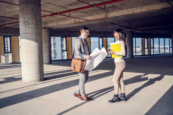 Zwei Attraktive Kaukasische Hochmotivierte Positive Architekten Stehen Bauprozess Und Diskutieren — Stockfoto