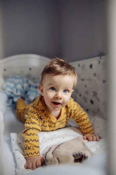 Adorable Niño Rubio Sonriente Curioso Con Hermosos Ojos Azules Tumbados — Foto de Stock