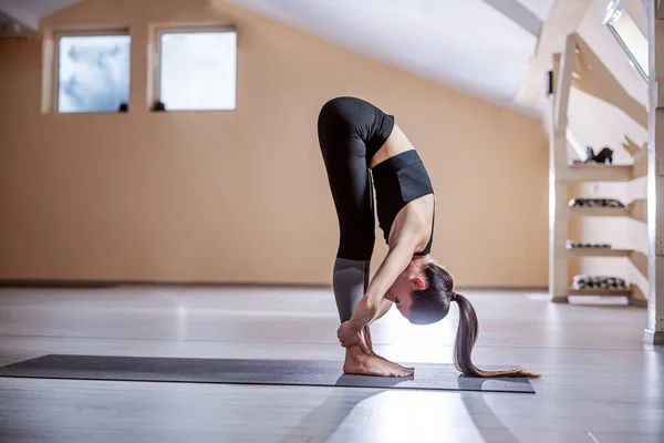 Hermosa Morena Activo Desgaste Pie Posición Flexión Hacia Adelante Yoga —  Fotos de Stock