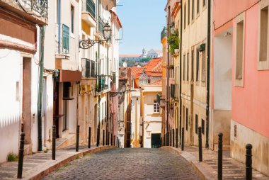 Lizbon eski dar sokak. Portekiz görünümü