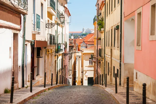 Lizbon eski dar sokak. Portekiz görünümü