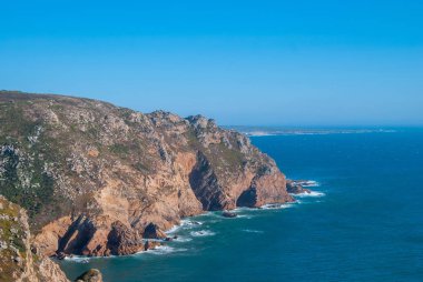Cabo da Roca, Portekiz. Atlantik Okyanusu, Avrupa anakara en batı noktası üzerinden kayalıklarla.