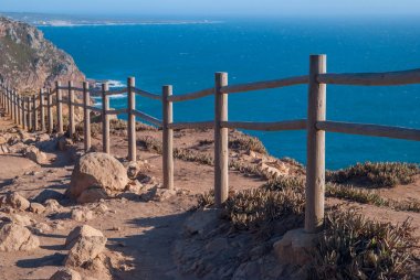 Görünüm Cabo da Roca Sintra - Roca Cape - kayalıklardan od ve gün batımında çit