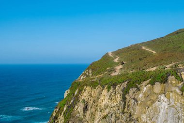 Cabo da Roca, Portekiz. Atlantik Okyanusu, Avrupa anakara en batı noktası üzerinden kayalıklarla.