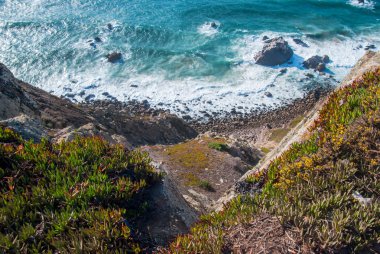 Cabo da Roca, Portekiz. Atlantik Okyanusu, Avrupa anakara en batı noktası üzerinden kayalıklarla.