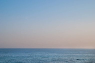 mükemmel açık mavi gökyüzü ve Atlantik Okyanusu su.