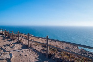 Görünüm Cabo da Roca Sintra - Roca Cape - kayalıklardan od ve gün batımında çit