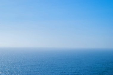 mükemmel açık mavi gökyüzü ve Atlantik Okyanusu su.