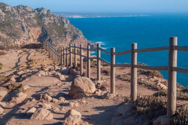 Görünüm Cabo da Roca Sintra - Roca Cape - kayalıklardan od ve gün batımında çit