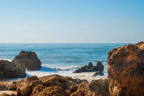 野生の夏海ビーチ、ポルトガル。澄んだ空、砂の上の岩 — ストック写真