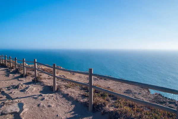 Görünüm Cabo da Roca Sintra - Roca Cape - kayalıklardan od ve gün batımında çit