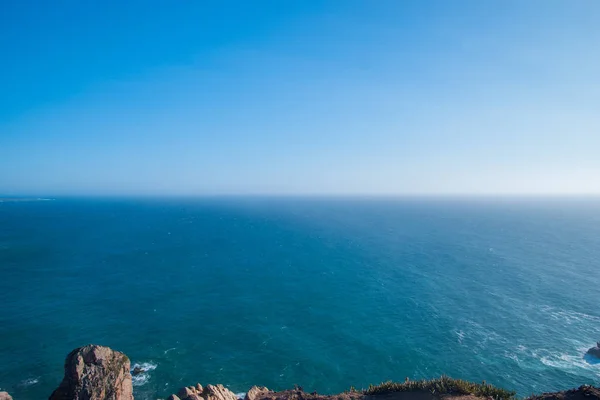 完璧な青空と大西洋の水. — ストック写真