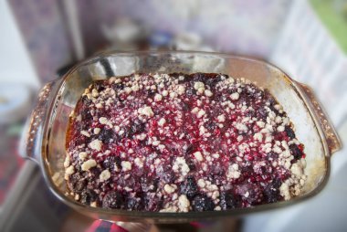 Taze pasta cramble bir plaka üzerinde çilek ile.