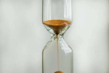 Kum saati. Kum ile izlemek. 