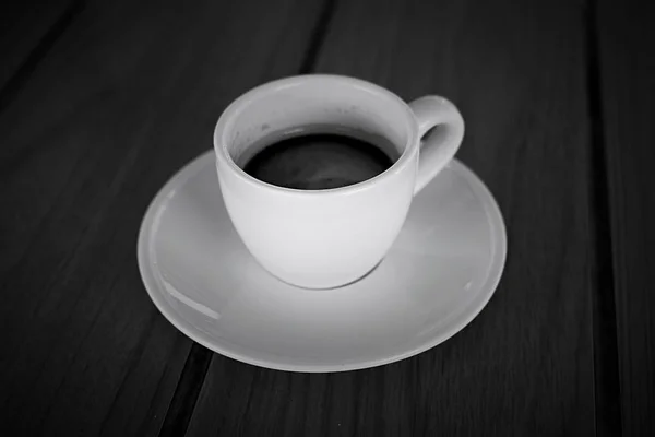 Черно-белая чашка кофе эспрессо — стоковое фото