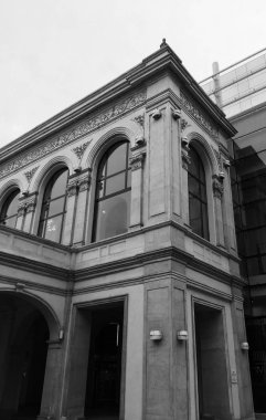 Siyah ve beyaz cam yapısı ile bina interbellic