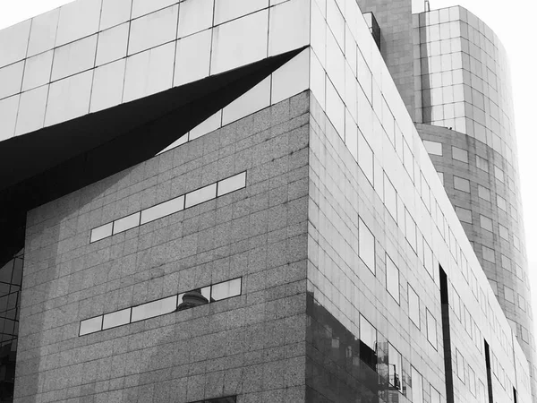 Svart och vitt moderna glas detalj byggnad — Stockfoto