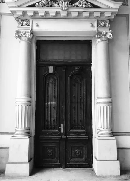 Puerta en blanco y negro de cerca — Foto de Stock