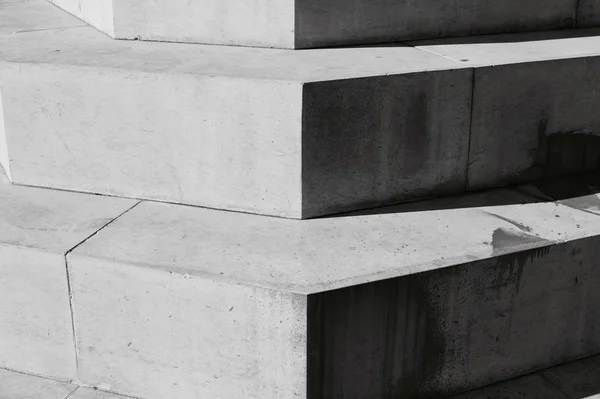 Lépcsők közelről nagy magas fekete fehér építészeti részletek — Stock Fotó