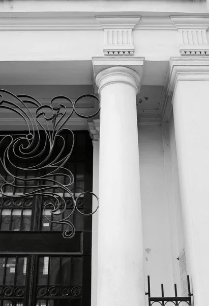 Columna romana puerta de hierro blanco negro — Foto de Stock