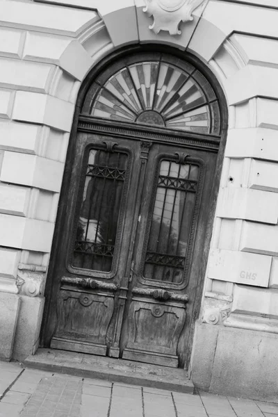 Puerta de entrada de madera vieja madera negro blanco — Foto de Stock