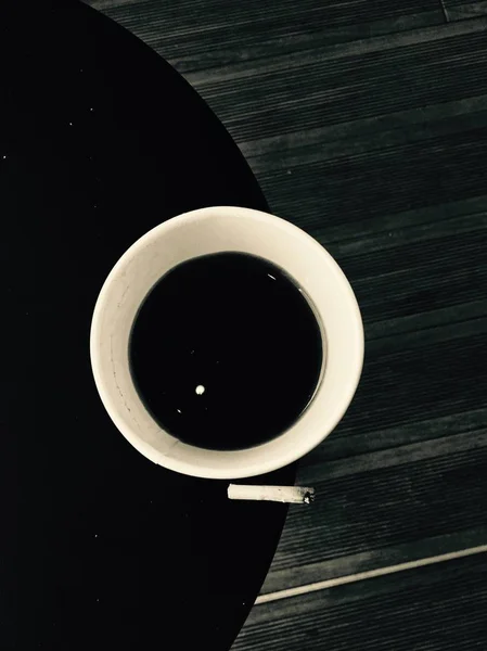 Чёрно-белый кофейный столик — стоковое фото