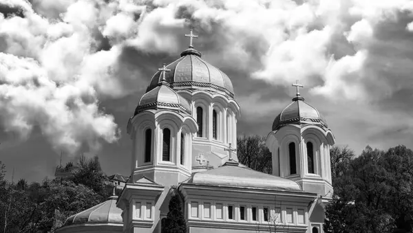 Ortodoxa kristna kyrkan med molnig himmel i svart och vitt — Stockfoto