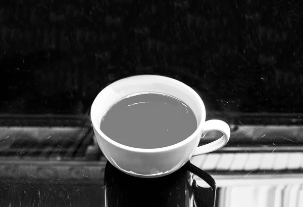 Kaffeetasse auf schwarzem Hintergrund — Stockfoto
