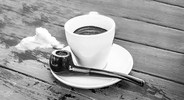 Surreale Kaffeetasse mit Pfeife und Wolken statt Rauch — Stockfoto