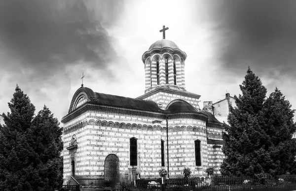 Chiesa cristiana ortodossa con nuvole scure e luce — Foto Stock